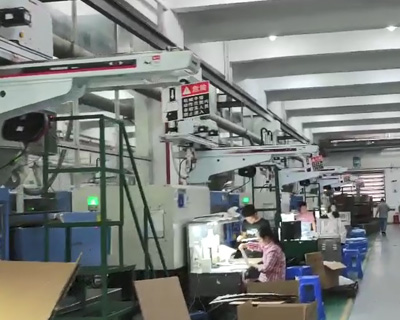 五轴机械手注塑车间自动生产