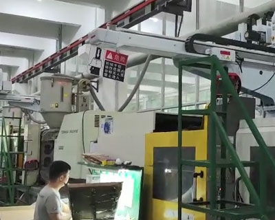 五轴机械手注塑车间
