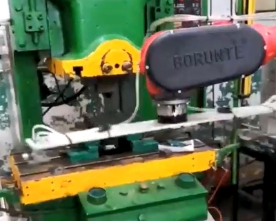 1820配合小型冲床一拖二搬运上下料